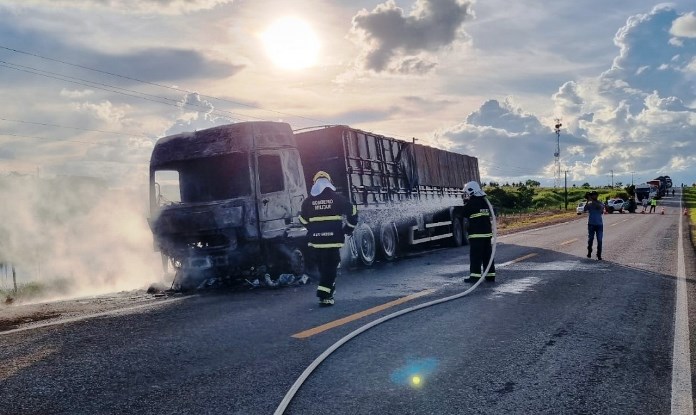 Carreta pega fogo na MT 208 próximo ao pedágio de Alta Floresta