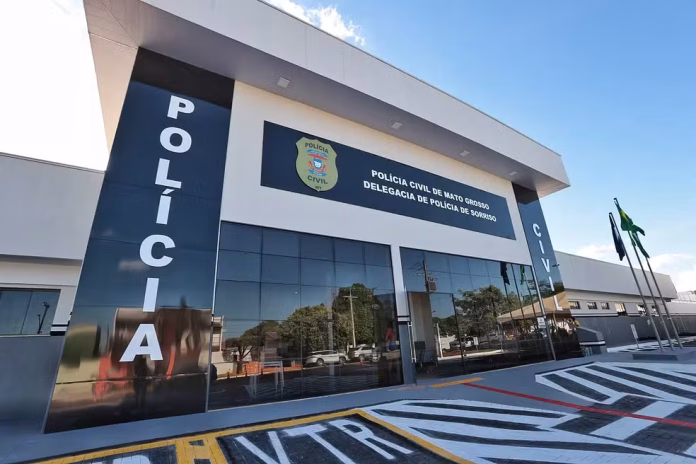 Mulher é atacada com facão e machadinha pelo marido em MT; suspeito é preso por tentativa de feminicídio